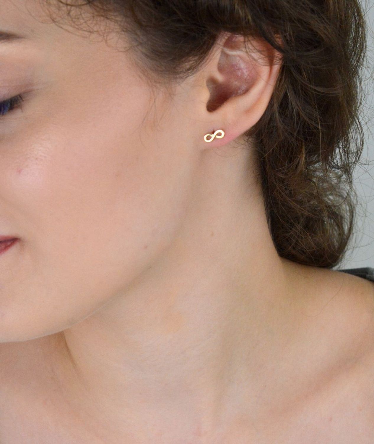 Złote kolczyki 585 nieskończoność ✅ Malutkie złote kolczyki celebrytki w kształcie nieskończoności, to niezwykle subtelna lecz wymowna biżuteria..jpg